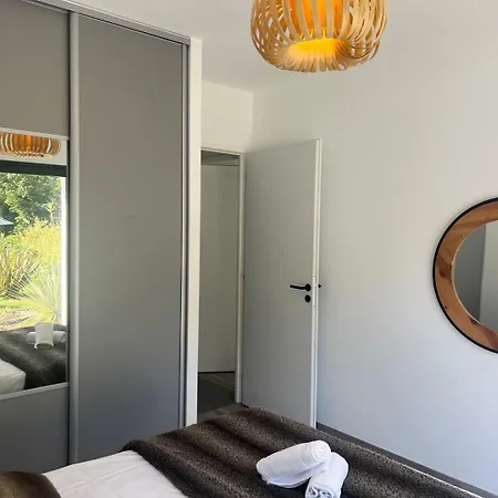 Le Jardin D'eden : Superbe Face A La Foret Hotel Pouille (Vienne)
